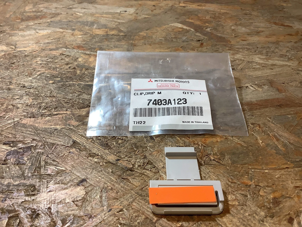 Mitsubishi L200, anno 08-09 clip, gocciolatoio originale Mitsubishi 7403A123