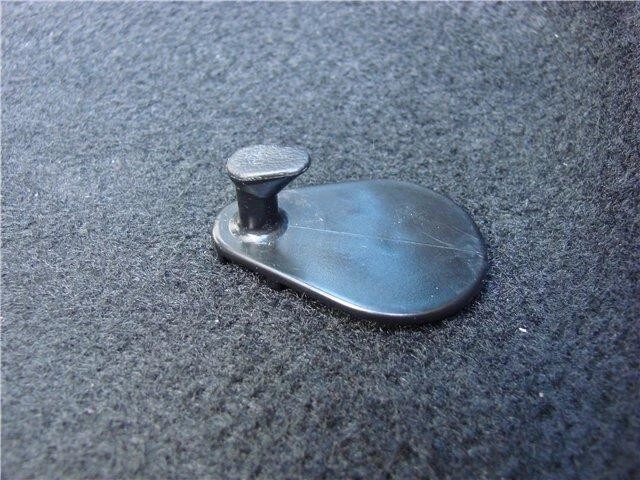 ORIGINALE gancio tappo tappetino interno MITSUBISHI MZ527150