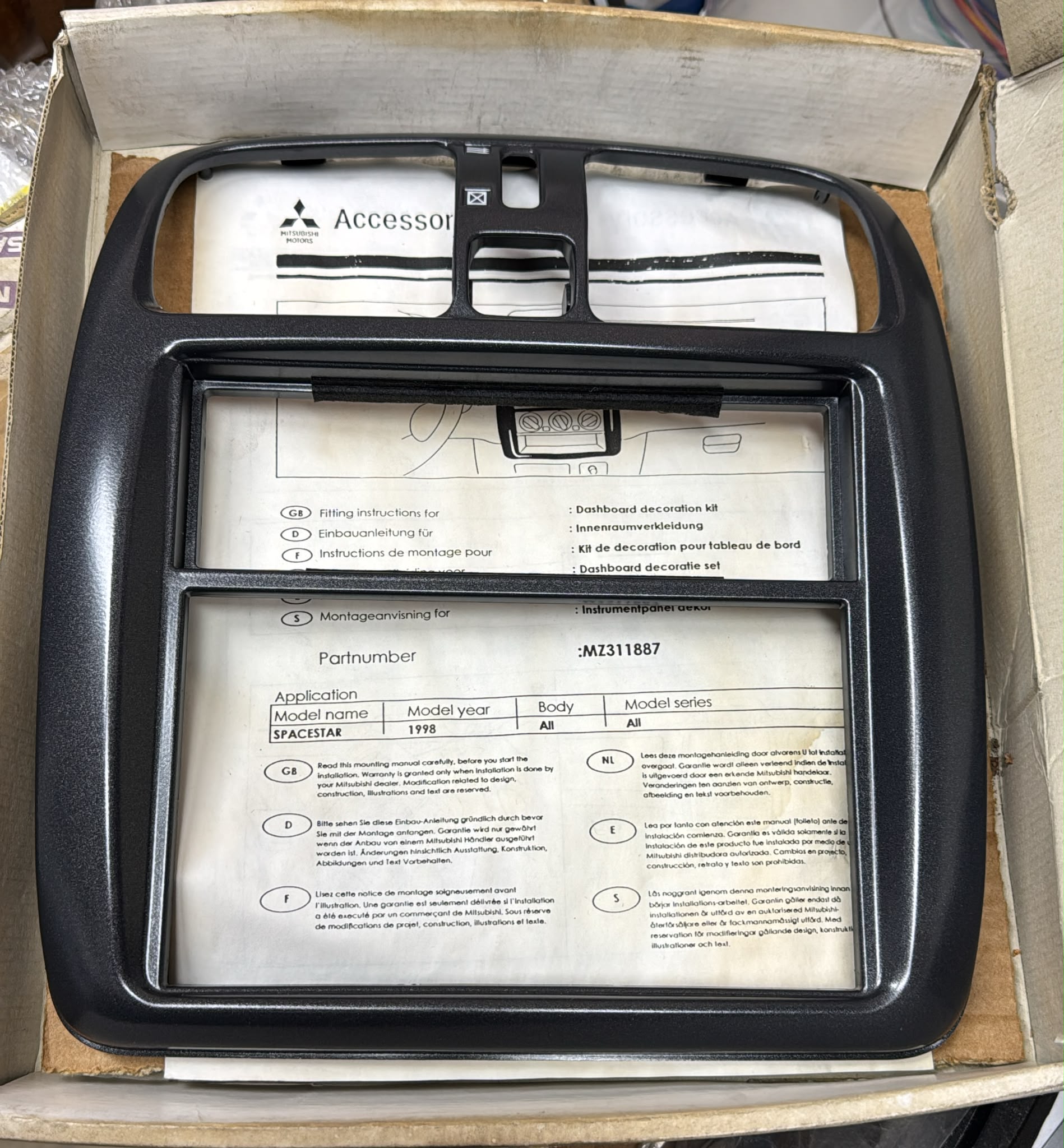 MZ311887 Rivestimento interno del cruscotto grigio originale Mitsubishi Space Star 1998